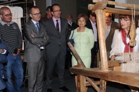 O conselleiro de Cultura, Educación e Ordenación Universitaria, Xesús Vázquez Abad, acompañado polo secretario xeral de Cultura, Anxo Lorenzo, inaugurou hoxe o Museo do Traxe Folclórico O conselleiro de Cultura, Educación e Ordenación Universitaria, Xesús Vázquez Abad, acompañado polo secretario xeral de Cultura, Anxo Lorenzo, inaugurou hoxe o Museo do Traxe Folclórico