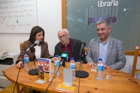 O secretario xeral de Política Lingüística ,Valentín García, acompañou ao escritor e académico da lingua galega Xosé Neira Vilas no acto de presentación
