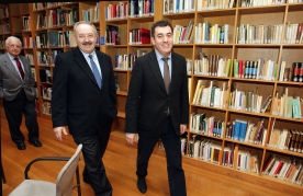 O conselleiro de Cultura, Educación e Ordenación Universitaria, Román Rodríguez, e o presidente do Consello da Cultura Galega (CCG), Ramón Villares, mantiveron hoxe unha primeira xuntanza de traballo para abordar o desenvolvemento dos diferentes proxectos que ambas as dúas entidades teñen en marcha, así como para abrir novas vías de colaboración