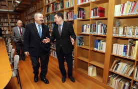 O conselleiro de Cultura, Educación e Ordenación Universitaria, Román Rodríguez, e o presidente do Consello da Cultura Galega (CCG), Ramón Villares, mantiveron hoxe unha primeira xuntanza de traballo para abordar o desenvolvemento dos diferentes proxectos que ambas as dúas entidades teñen en marcha, así como para abrir novas vías de colaboración