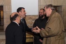 Román Rodríguez felicita ao escritor Julian Barnes, que hoxe recolle o Premio San Clemente