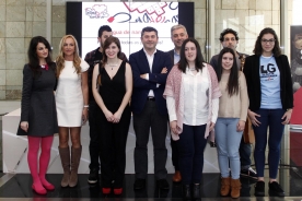 O secretario xeral de Política Lingüística, Valentín García, e o director xeral de Xuventude e Voluntariado, Ovidio Rodeiro, entregaron os premios do certame de 'Lingua de Namorar'