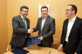 El conselleiro de Cultura y Educación, Román Rodríguez, y el alcalde de Redondela, Javier Bas, en el acto de firma del convenio