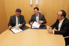 El conselleiro de Cultura y Educación, Román Rodríguez, y el alcalde de Redondela, Javier Bas, en el acto de firma del convenio