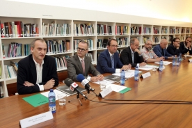 Xesús Vázquez Abad presenta en el CGAC las exposiciones de Mark Manders y Juan Uslé Xesús Vázquez Abad presenta en el CGAC las exposiciones de Mark Manders y Juan Uslé