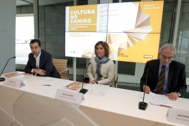 La directora de Turismo de Galicia, Nava Castro, y el director de la Agencia Gallega de las Industrias Culturales (Agadic), Jacobo Sutil, presentaron hoy en Santiago la nueva programación del ciclo 'Cultura en el Camino'