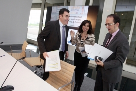 O conselleiro de Cultura, Educación, e Ordenación Universitaria, Román Rodríguez, e maila directora da Axencia para a Modernización Tecnolóxica (Amtega), Mar Pereira, presentaron a Libraría Institucional de Galicia