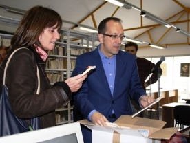 Anxo Lorenzo visitou a biblioteca Julio Cortázar para realizar unha nova entrega de exemplares significativos da literatura galega destinados á sección Rosalía de Castro