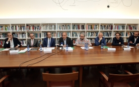 Xesús Vázquez Abad presenta en el CGAC las exposiciones de Mark Manders y Juan Uslé Xesús Vázquez Abad presenta en el CGAC las exposiciones de Mark Manders y Juan Uslé