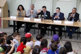 Román Rodríguez González, conselleiro de Cultura, Educación e Ordenación Universitaria, fíxolle entrega esta mañá ao CEP Salustiano Rey Eiras da Pobra do Caramiñal, do premio do Concurso-Exposición Letras Galegas 2015 na modalidade de Infantil e Primaria