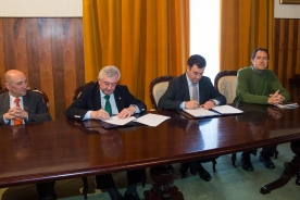 O conselleiro de Cultura, Román Rodríguez, e o reitor compostelán, Juan Viaño, asinaron hoxe un convenio