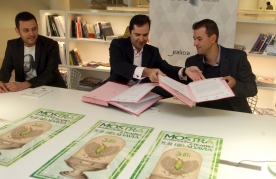 O director da Agadic, Jacobo Sutil, e o alcalde de Ribadavia, José Ignacio Gómez, asinaron hoxe na Cidade da Cultura de Galicia un convenio polo que a Xunta de Galicia colabora coa organización deste importante evento escénico 