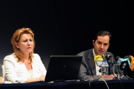O director da Axencia Galega das Industrais Culturais (Agadic) da Consellería de Cultura, Educación e Ordenación Universitaria, Jacobo Sutil, participou esta mañá na rolda de prensa na que deu conta da nova programación xunto aos responsables do teatro: a directora, Olga Mojón; e Rosendo Fernández, vicepresidente da Deputación de Ourense; ademais do concelleiro de Cultura ourensán, Francisco González