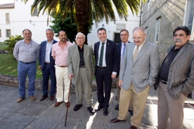 No libro, o autor, con trazos curtos e coloristas ao xeito dos pintores impresionistas, esbózanos a traxectoria de cen persoas de orixe galega que deixaron a súa semente creadora e innovadora nas terras de alén do Atlántico No libro, o autor, con trazos curtos e coloristas ao xeito dos pintores impresionistas, esbózanos a traxectoria de cen persoas de orixe galega que deixaron a súa semente creadora e innovadora nas terras de alén do Atlántico