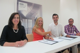 A directora-xerente da Fundación Cidade da Cultura de Galicia, Beatriz González Loroño, e o presidente da Federación de Persoas Xordas de Galicia firmaron esta mañá na Cidade da Cultura un convenio marco de colaboración