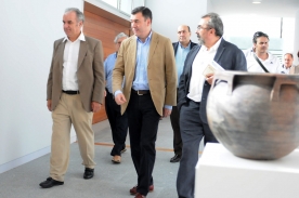 O conselleiro de Cultura, Educación e Ordenación Universitaria, Román Rodríguez; acompañado do delegado da Xunta en Ourense, Rogelio Martínez, efectuou hoxe un percorrido polas instalacións do Centro de Interpretación da Cultura Castrexa de San Cibrao de Las