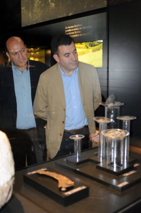 O conselleiro de Cultura, Educación e Ordenación Universitaria, Román Rodríguez; acompañado do delegado da Xunta en Ourense, Rogelio Martínez, efectuou hoxe un percorrido polas instalacións do Centro de Interpretación da Cultura Castrexa de San Cibrao de Las