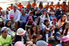 A directora xeral de Xuventude e Voluntariado, Cecilia Vázquez, e o secretario xeral de Política Lingüística, Valentín García, no Campamento Xuvenil Espiñeira de Boiro