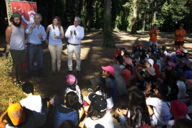 A directora xeral de Xuventude e Voluntariado, Cecilia Vázquez, e o secretario xeral de Política Lingüística, Valentín García, no Campamento Xuvenil Espiñeira de Boiro