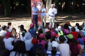 A directora xeral de Xuventude e Voluntariado, Cecilia Vázquez, e o secretario xeral de Política Lingüística, Valentín García, no Campamento Xuvenil Espiñeira de Boiro