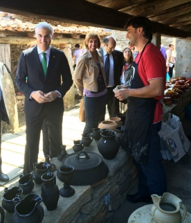 A delegada territorial da Xunta, Raquel Arias, visitou hoxe os artesáns e empresas da provincia de Lugo que participan no III Encontro de Artesanía Tradicional e Popular de Galicia A delegada territorial da Xunta, Raquel Arias, visitou hoxe os artesáns e empresas da provincia de Lugo que participan no III Encontro de Artesanía Tradicional e Popular de Galicia