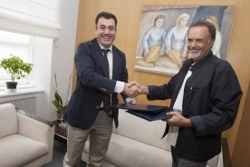 O conselleiro Román Rodríguez e mailo presidente desta entidade, Manuel Quintana Martelo O conselleiro Román Rodríguez e mailo presidente desta entidade, Manuel Quintana Martelo