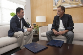O conselleiro Román Rodríguez e mailo presidente desta entidade, Manuel Quintana Martelo O conselleiro Román Rodríguez e mailo presidente desta entidade, Manuel Quintana Martelo