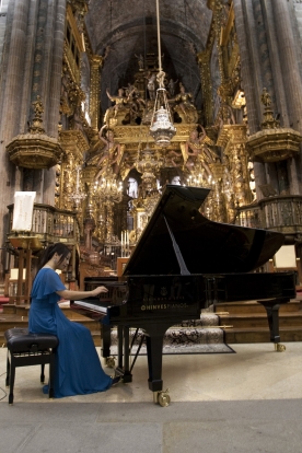 A pianista xaponesa nun momento do concerto na catedral de Santiago