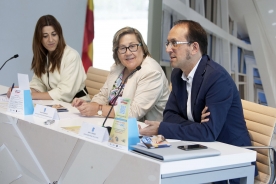 La directora xeral de Comercio, Sol Vázquez, y el secretario xeral de Cultura, Anxo Lorenzo, participaron esta mañana junto con la presidenta de la Federación de Librerías de Galicia, Pilar Rodríguez, en la presentación de la iniciativa Y ti, que vienes leyendo?, un concurso con el que los libreros gallegos premian los lectores que compartan en la red sus recomendaciones literarias.