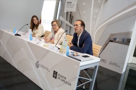 La directora xeral de Comercio, Sol Vázquez, y el secretario xeral de Cultura, Anxo Lorenzo, participaron esta mañana junto con la presidenta de la Federación de Librerías de Galicia, Pilar Rodríguez, en la presentación de la iniciativa Y ti, que vienes leyendo?, un concurso con el que los libreros gallegos premian los lectores que compartan en la red sus recomendaciones literarias.