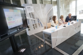A directora xeral de Comercio, Sol Vázquez, e o secretario xeral de Cultura, Anxo Lorenzo, participaron esta mañá xunto coa presidenta da Federación de Librarías de Galicia, Pilar Rodríguez, na presentación da iniciativa E ti, que vés lendo?, un concurso co que os libreiros galegos premian os lectores que compartan na rede as súas recomendacións literarias.