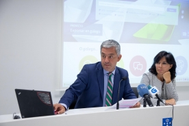 O secretario xeral de Política Lingüística e a directora da Axencia para a Modernización Tecnolóxica de Galicia presentaron hoxe en rolda de prensa o novo Portal da Lingua Galega O secretario xeral de Política Lingüística e a directora da Axencia para a Modernización Tecnolóxica de Galicia presentaron hoxe en rolda de prensa o novo Portal da Lingua Galega