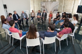 Román Rodríguez recibió esta tarde 12 alumnas y alumnos del instituto argentino- gallego Santiago Apóstol de Buenos Aires