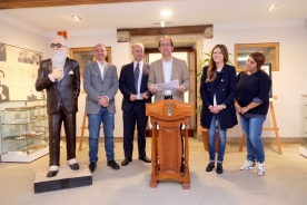 Pola mañá, o secretario xeral de Cultura, Anxo Lorenzo, participou na lectura pública de fragmentos da obra de Valle-Inclán, nun acto público organizado polo Concello que tivo lugar na casa-museo dedicada ao escritor