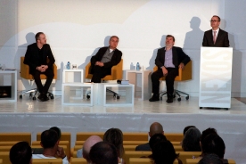 O conselleiro de Cultura, Educación e Ordenación Universitaria na clausura do ciclo Nexos, con Vicente Molina Foix