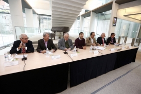 Anxo Lorenzo participó en la presentación del programa, junto con Xesús Alonso Montero, presidente de la RAG; Fernando Filgueira Iglesias, hijo de Xosé Filgueira Valverde; José Enrique Fernández, director de Patrimonio y Cultura de la Fundación Barrié; Francisco Díaz-Fierros, vicepresidente del CCG; Xosé Leal, diputado provincial de Cultura; y Xosé Carlos Valle, director del Museo de Pontevedra