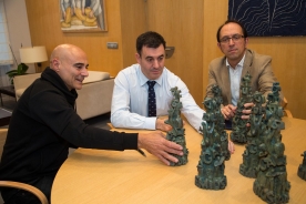 El conselleiro de Cultura e Educación, Román Rodríguez; y el secretario xeral de Cultura, Anxo Lorenzo, recibieron hoy las esculturas con las que se agasajará a los galardonados este año con los Premios da Cultura Galega 2015