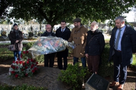   El conselleiro de Cultura, Educación e Ordenación Universitaria, Román Rodríguez, participó en la ofrenda floral a Ramón María del Valle-Inclán
