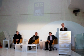 El conselleiro de Cultura, Educación y Ordenación Universitaria en la clausura del ciclo Nexos, con Vicente Molina Foix