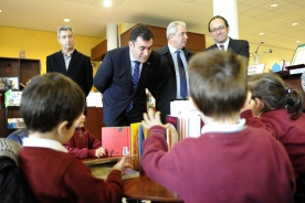 Román Rodríguez, visitou a Biblioteca Pública Miguel González Garcés da Coruña