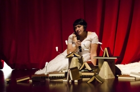 La compañía gallega Matrioshka representará este sábado día 13 de febrero en el Salón Teatro de Santiago de Compostela su último espectáculo, Manawee La compañía gallega Matrioshka representará este sábado día 13 de febrero en el Salón Teatro de Santiago de Compostela su último espectáculo, Manawee