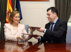O conselleiro de Cultura, Educación e Ordenación Universitaria, Román Rodríguez, e a ministra de Fomento en funcións, Ana Pastor, asinaron hoxe protocolos de colaboración 