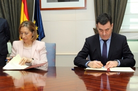 O conselleiro de Cultura, Educación e Ordenación Universitaria, Román Rodríguez, e a ministra de Fomento en funcións, Ana Pastor, asinaron hoxe protocolos de colaboración 