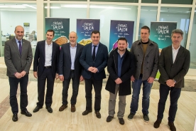 O conselleiro de Cultura e Educación, Román Rodríguez, e os alcaldes dos cinco novos concellos de Cinemas de Galicia O conselleiro de Cultura e Educación, Román Rodríguez, e os alcaldes dos cinco novos concellos de Cinemas de Galicia