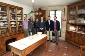 El conselleiro de Cultura, Educación e Ordenación Universitaria, Román Rodríguez, acompañado del secretario general de Cultura, Anxo Lorenzo, visitó hoy el Museo da Casa da Troia, que abre sus puertas durante la Semana Santa