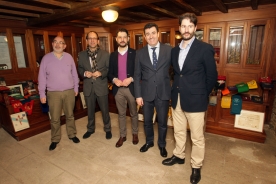 O conselleiro de Cultura, Educación e Ordenación Universitaria, Román Rodríguez, acompañado do secretario xeral de Cultura, Anxo Lorenzo, visitou hoxe o Museo da Casa da Troia, que abre as súas portas durante a Semana Santa