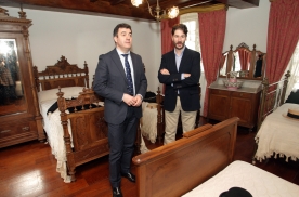 El conselleiro de Cultura, Educación e Ordenación Universitaria, Román Rodríguez, acompañado del secretario general de Cultura, Anxo Lorenzo, visitó hoy el Museo da Casa da Troia, que abre sus puertas durante la Semana Santa