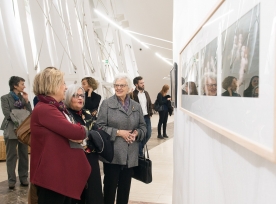 Visitantes en la muestra José Suárez. Uns ollos vivos que pensan