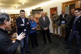 O conselleiro de Cultura, Educación e Ordenación Universitaria, Román Rodríguez en Outeiro de Rei, onde esta mañá asinou un convenio coa Fundación Manuel María de Estudos Galegos