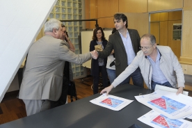 O secretario xeral de Política Lingüística e o delegado territorial deron a coñecer esta mañá en rolda de prensa o cartel do espectáculo que acollerá o Teatro Colón